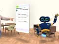 Een deelnemer en de robotbuddy uit de VR-training voor INTOS