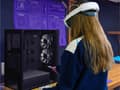 Leerling met een VR-bril bouwt een virtuele computer in de techniekgame voor Sterk Techniek Onderwijs