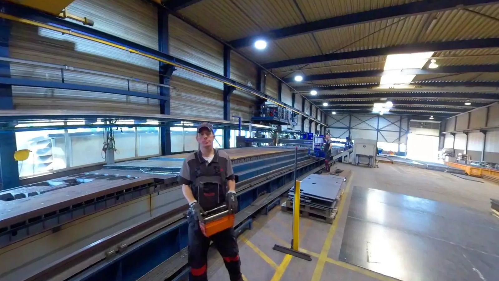 Een medewerker in een productiehal van Zuidberg, uit de virtuele rondleiding door de productielocatie in Ens
