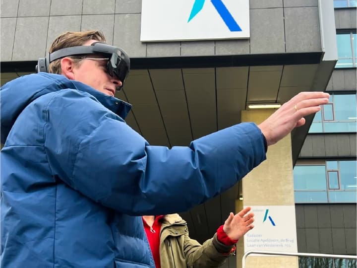 Een gebruiker met een HoloLens bekijkt vastgoeddata bij het kantoor van het Kadaster