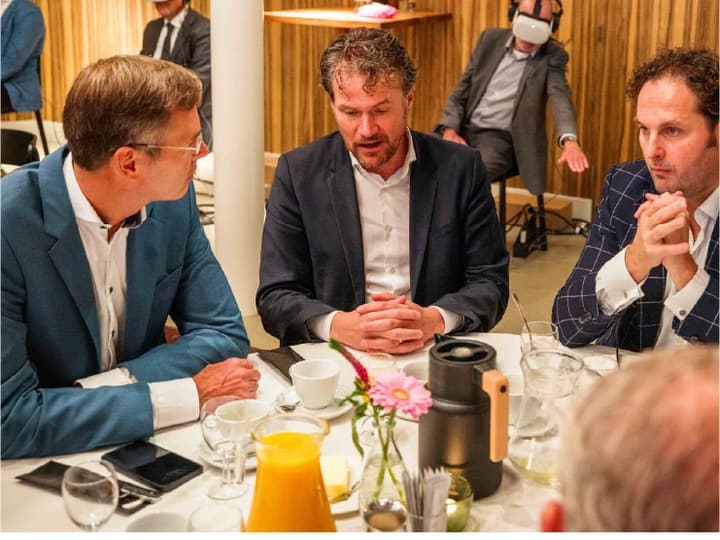 Bestuurders aan tafel tijdens de presentatie van de virtuele treinrit voor Regio Zwolle