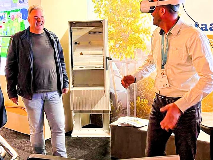 Een bezoeker met een VR-bril op de stand van Wildkamp op de Recreatie Vakbeurs