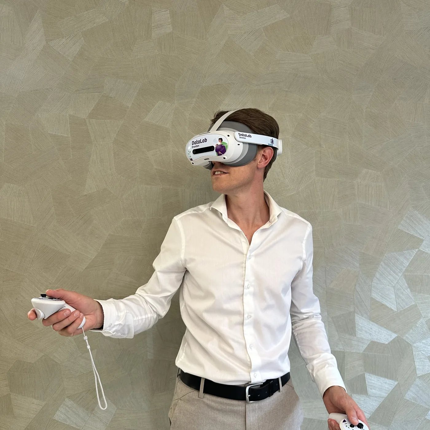 Gebruiker met een VR-bril en twee controllers