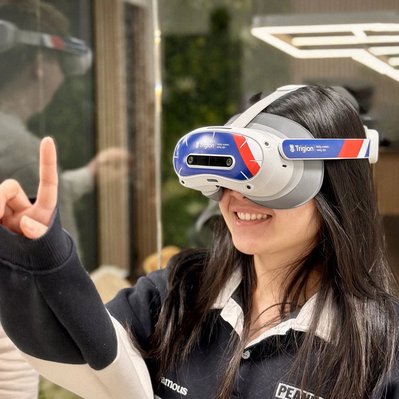 Deelnemer met een VR-bril in Trigion-huisstijl tijdens het rollenspel