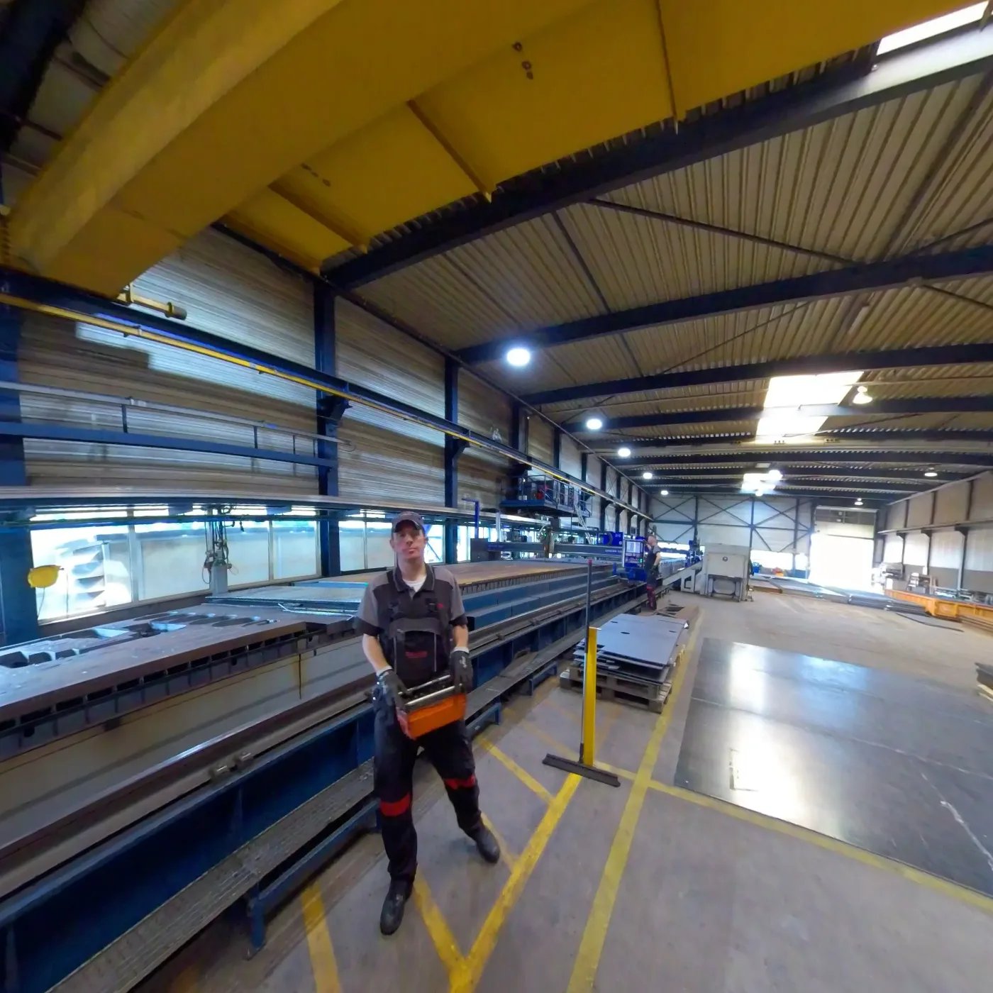 Medewerker van Zuidberg aan het werk in de productiehal met bovenloopkraan
