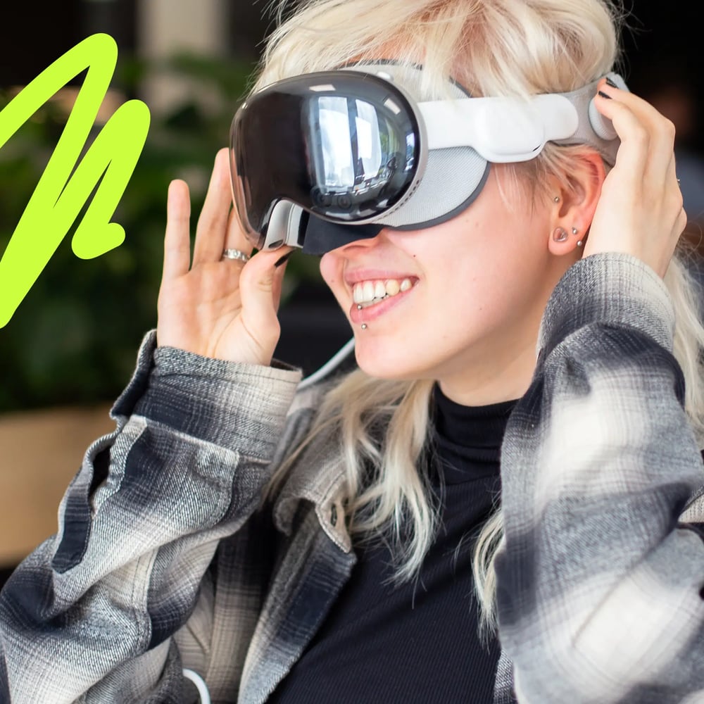 Vrouw met een VR-bril die enthousiast lacht
