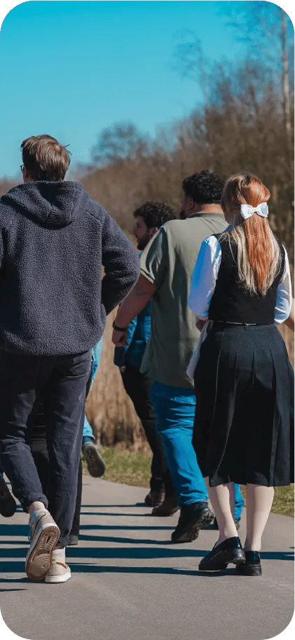 Het team buiten tijdens een wandeling