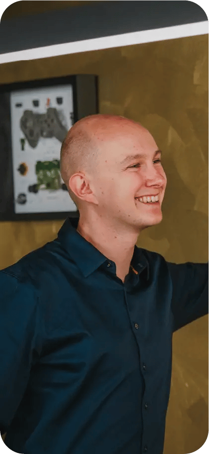 Collega lacht tijdens een overleg