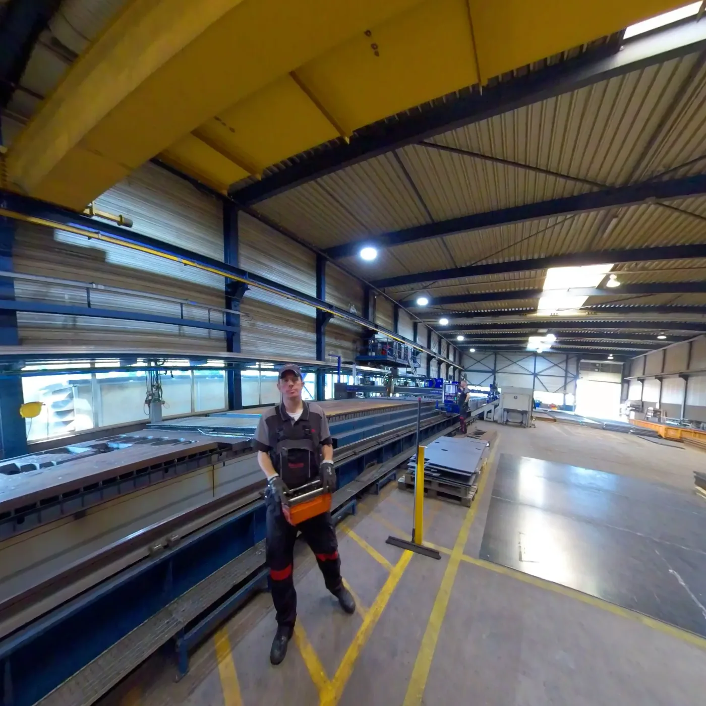 Medewerker van Zuidberg aan het werk in de productiehal met bovenloopkraan