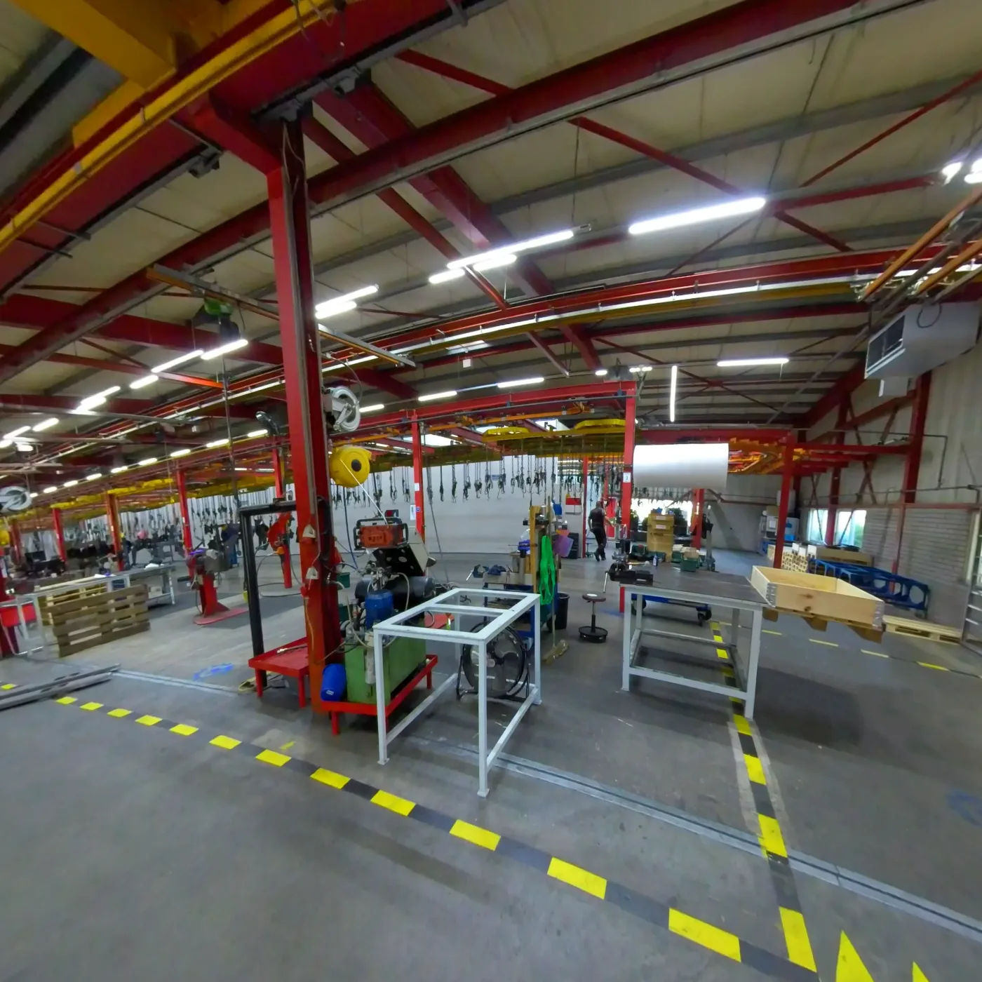 Montagehal van Zuidberg met werkbanken en bovenloopkranen