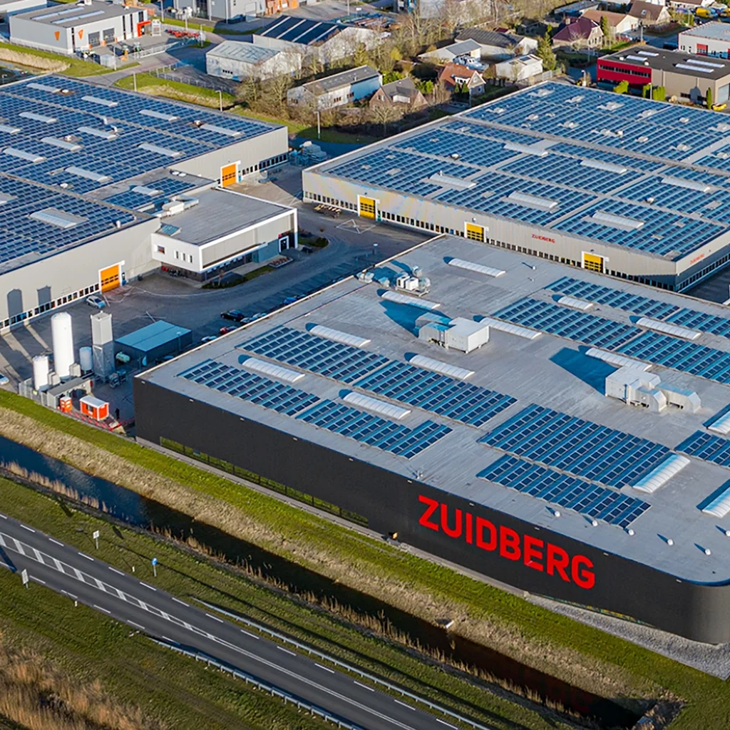 Luchtfoto van het bedrijfspand van Zuidberg in Ens met zonnepanelen op het dak