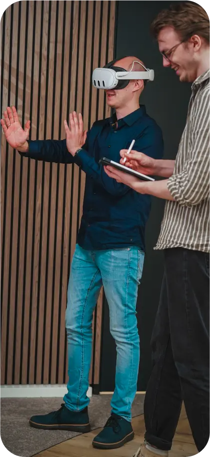 Medewerker met VR-bril ervaart een virtual reality-demo terwijl een collega met tablet meekijkt
